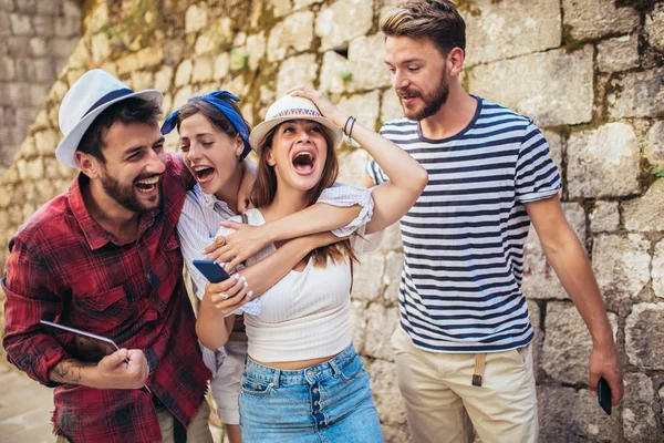 Gelukkig groep toeristen reizen en attracties — Stockfoto