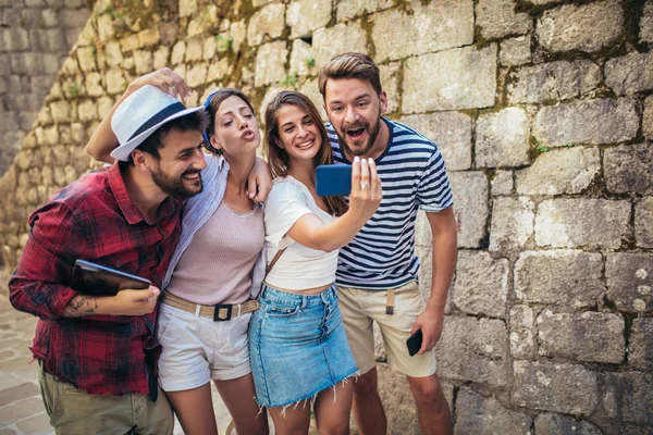 Giovani felici che si fanno selfie in città — Foto Stock