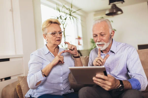 Ler döva äldre par pratar med teckenspråk på di — Stockfoto