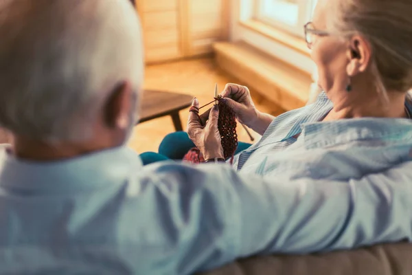 Mujer mayor enseñando a su marido el arte de tejer cl —  Fotos de Stock