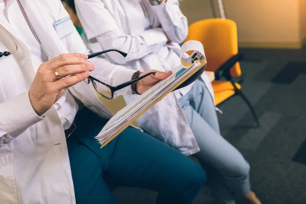 Arzt beobachtet Krankenakte eines Patienten — Stockfoto