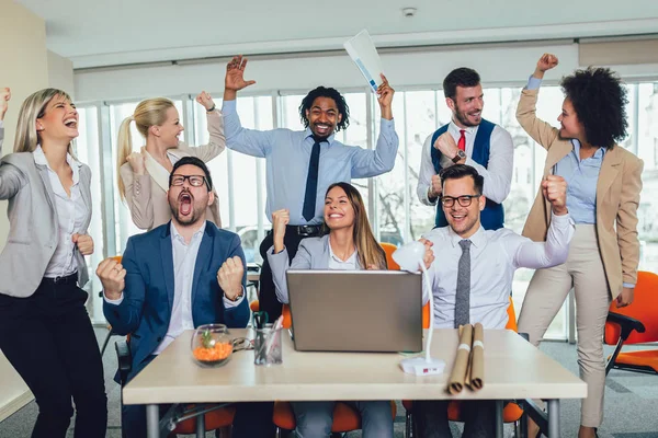 Grupo de felices y diversos hombres y mujeres de negocios en formal —  Fotos de Stock