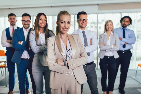 Grupo de gente de negocios feliz y personal de la empresa en offic moderno — Foto de Stock