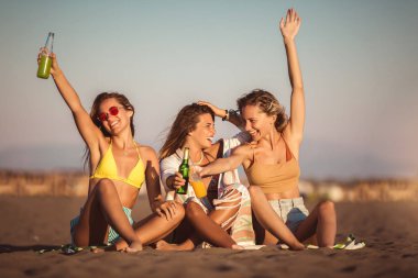 Bir yaz günü plajda eğlenmek güzel kızlar, selecti