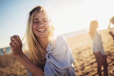 Bir yaz günü plajda eğlenmek güzel kızlar, selecti