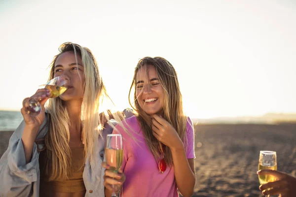 Друзья веселятся с шампанским на праздновании на пляже, selec — стоковое фото