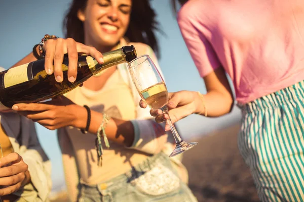 Vrienden die plezier hebben met Champagne in Celebration on Beach, selec — Stockfoto