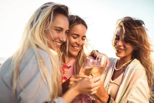 Vrienden die plezier hebben met Champagne in Celebration on Beach, selec — Stockfoto