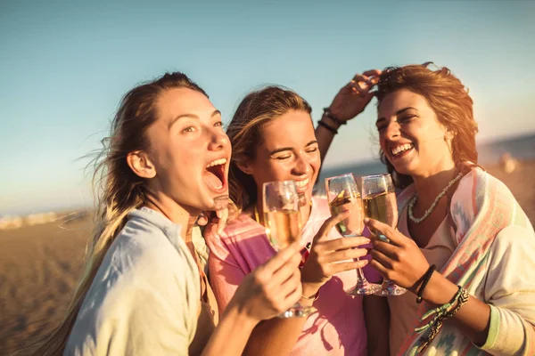 Amigos divirtiéndose con champán en la celebración en la playa, selec — Foto de Stock