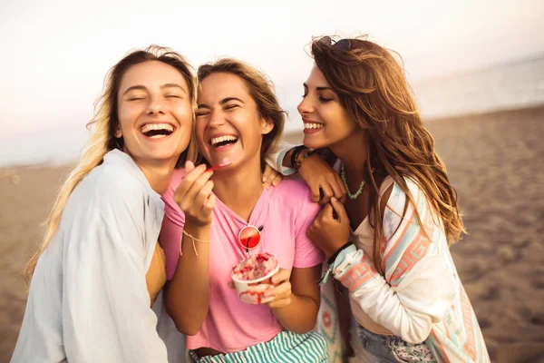 Meisjes die ijs eten op het strand, selectieve focus. — Stockfoto