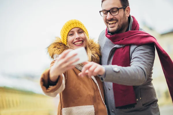 Unga vackra par med Santa hattar gör Selfie foto i — Stockfoto