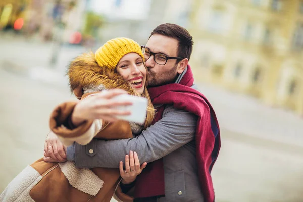 Unga vackra par med Santa hattar gör Selfie foto i — Stockfoto