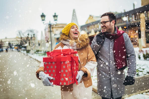 贈り物の箱を持つ冬服を着た若いカップル — ストック写真