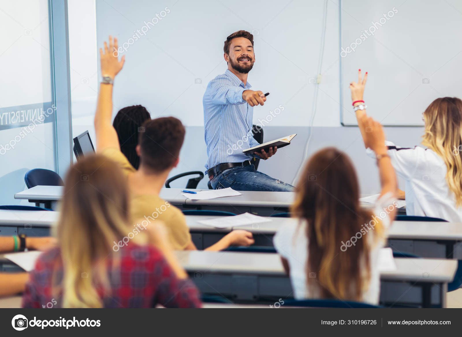 Imágenes de Estudiante Levantando La Mano | Descarga imágenes gratuitas en  Unsplash, image size:1600x1167