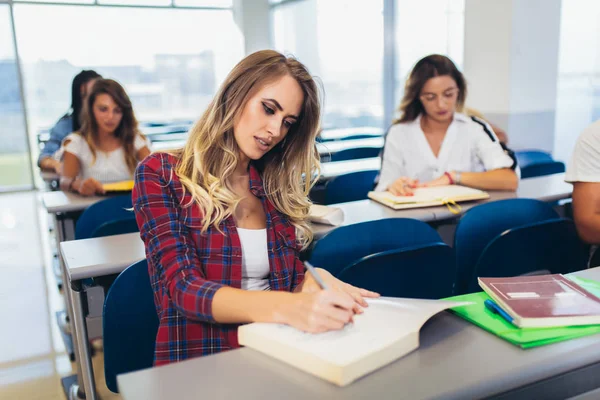 Skupina mezinárodních studentů píše v přednáškové hale a mluví — Stock fotografie