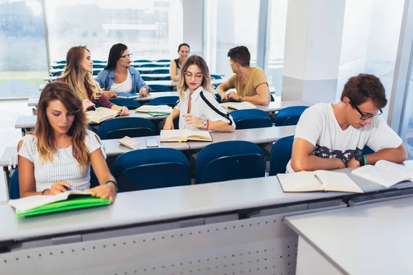 Skupina mezinárodních studentů píše v přednáškové hale a mluví — Stock fotografie