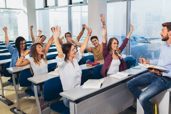 Ομάδα φοιτητών των χειρών σε τάξη σε διάλεξη — Φωτογραφία Αρχείου