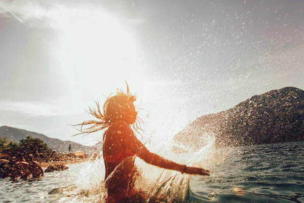 La ragazza salta giu 'dal molo in mare. Focus selettivo — Foto Stock