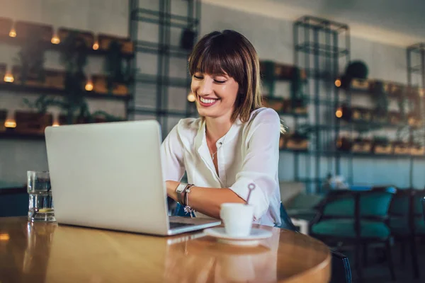 Porträtt av en ung vacker affärskvinna njuter av kaffe under — Stockfoto