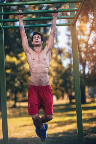 Hombre de fitness haciendo ejercicios al aire libre — Foto de Stock
