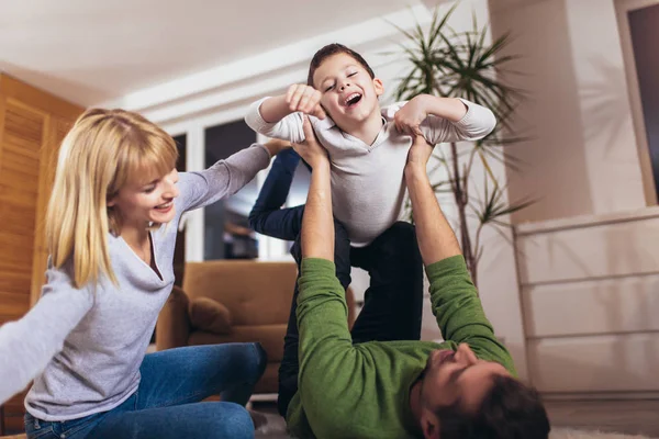 Evde oturma odasında yerde eğlenmek mutlu aile, rak