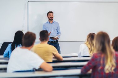 Genç öğrenciler üniversite lisi konusunda sınıfta profesör dinliyor