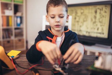 Mutlu gülen çocuk teknik oyuncaklar yapıyor. Sekmedeki teknik oyuncak
