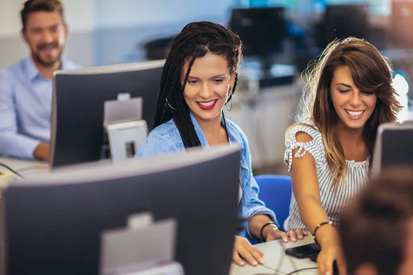 Estudantes universitários sentados em uma sala de aula, usando computadores durante — Fotografia de Stock