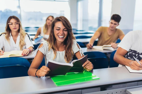 Skupina mezinárodních studentů píše v přednáškové hale a mluví — Stock fotografie