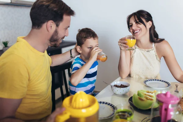 Mutfak masasında kahvaltı aile — Stok fotoğraf
