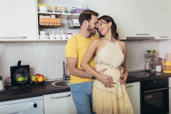 Mulher grávida com marido na cozinha — Fotografia de Stock