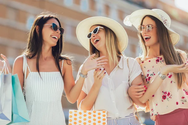 Gruppo di belle donne che sorridono e si divertono insieme — Foto Stock