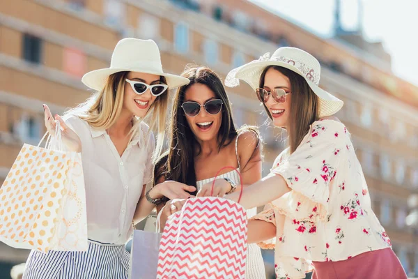 Gruppo di belle donne che sorridono e si divertono insieme — Foto Stock