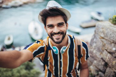 Avrupa sokaklarında kendi portresini çeken bir adam. Seyahat özçekimi..