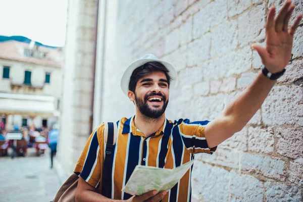 Knappe bebaarde toerist met rugzak maakt reizen over c — Stockfoto