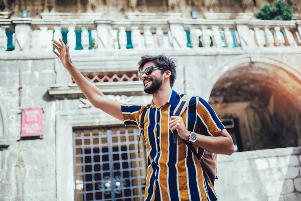 Beau touriste barbu avec sac à dos fait Voyage à travers c — Photo