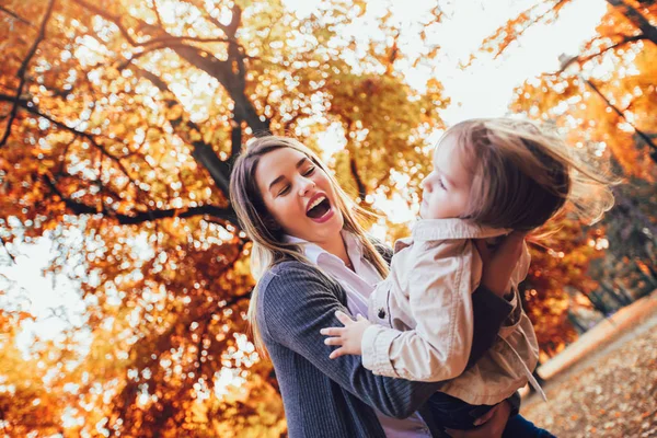 Мати і дочка в парку насолоджуються прекрасною осінню на — стокове фото