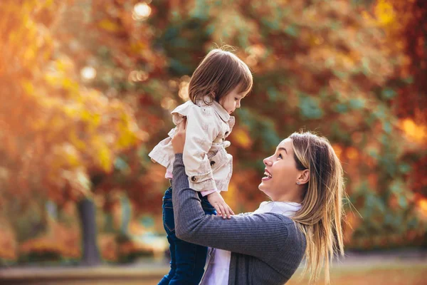 Madre e hija en el parque disfrutando de la hermosa na otoño —  Fotos de Stock