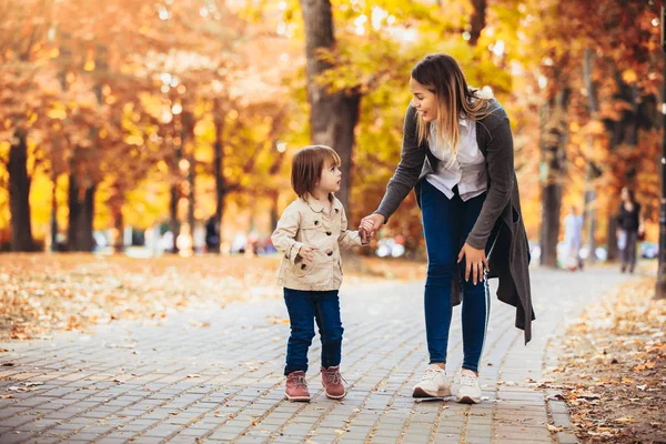 Madre e hija en el parque disfrutando de la hermosa na otoño —  Fotos de Stock