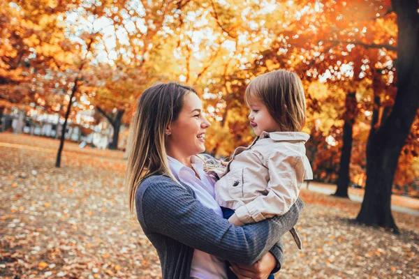 Mãe e filha no parque desfrutando do belo outono na — Fotografia de Stock