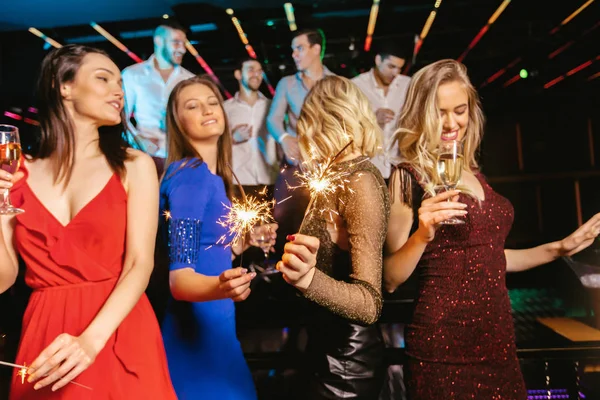 Groep vrienden feesten in een nachtclub — Stockfoto