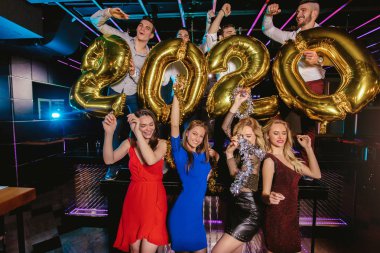 Kulüpteki arkadaşlarla yeni yıl partisi kutlaması.