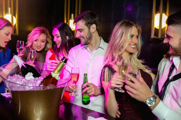 Jóvenes felices divirtiéndose en discoteca. — Foto de Stock