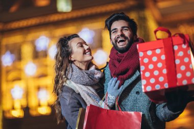 Backgr tatil parlakları ile şehir merkezinde genç çift