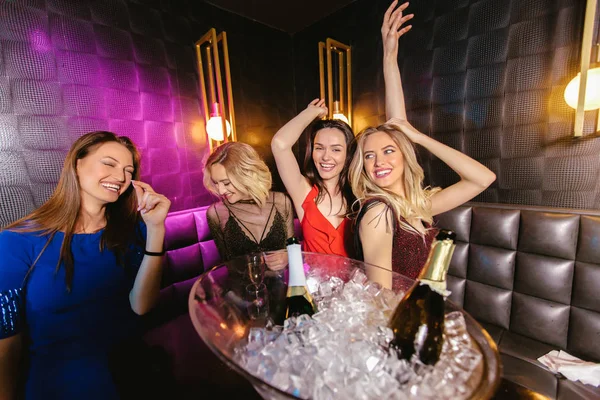 Счастливые женщины звонят бокалы шампанского и празднуют по ночам — стоковое фото