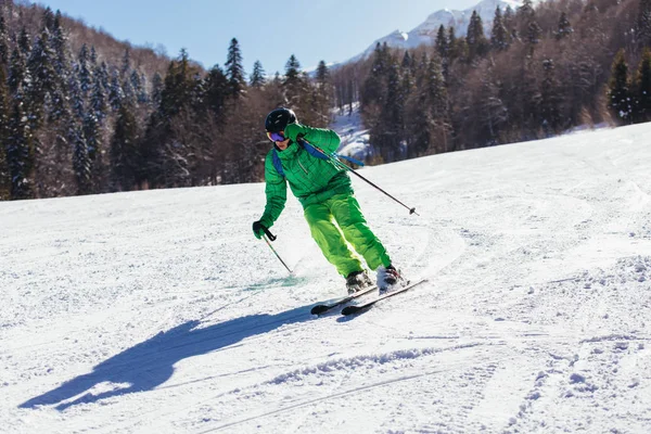Esqui esqui downhill durante o dia ensolarado em altas montanhas — Fotografia de Stock