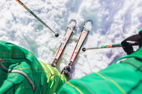 Hombre en el esquí de pie en la nieve en pista de esquí en el día soleado en mou —  Fotos de Stock