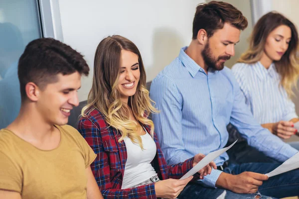 Candidatos a trabalhar à espera de entrevista de emprego — Fotografia de Stock