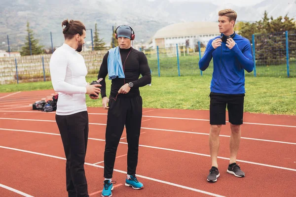 Jonge atleten oefenen een run op atletiek stadion track, havi — Stockfoto