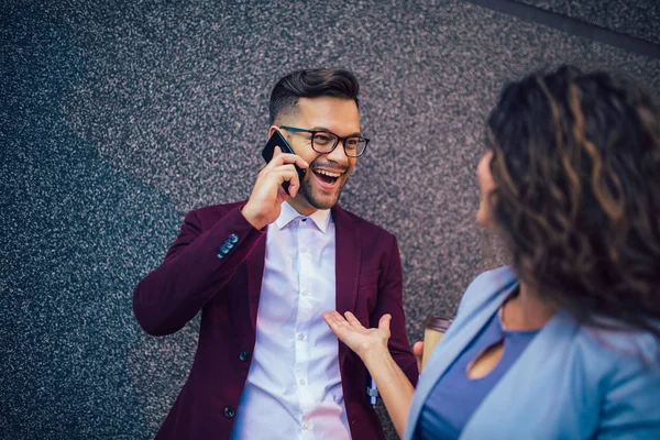 Knappe man en mooie vrouw als zakenpartners vieren. — Stockfoto